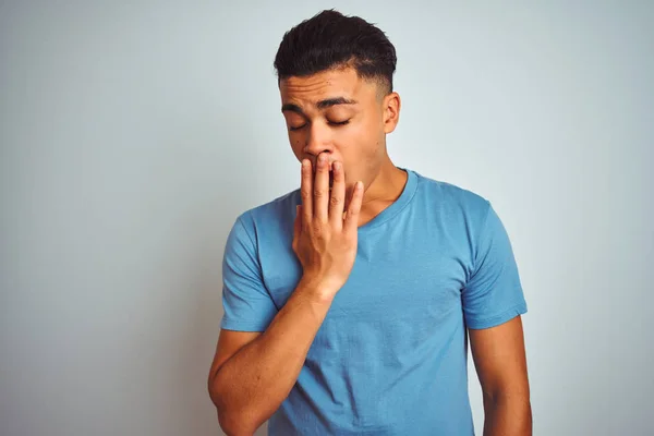 Jonge Braziliaanse Man Dragen Blauw Shirt Staande Geïsoleerde Witte Achtergrond — Stockfoto