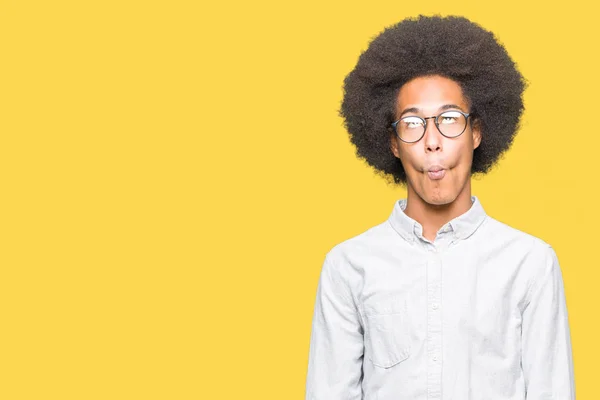 Jovem Afro Americano Com Cabelo Afro Vestindo Óculos Fazendo Cara — Fotografia de Stock