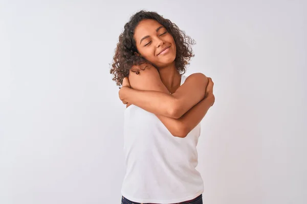 Jovem Brasileira Vestindo Camiseta Casual Sobre Fundo Branco Isolado Abraçando — Fotografia de Stock