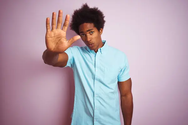 Молода Американська Людина Афро Волосся Носити Сині Сорочки Стоячи Над — стокове фото
