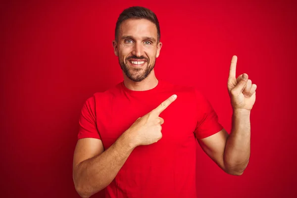 Jonge Knappe Man Dragen Casual Shirt Rode Geïsoleerde Achtergrond Glimlachend — Stockfoto