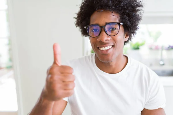 Homem Afro Americano Usando Óculos Fazendo Polegares Felizes Gesto Com — Fotografia de Stock