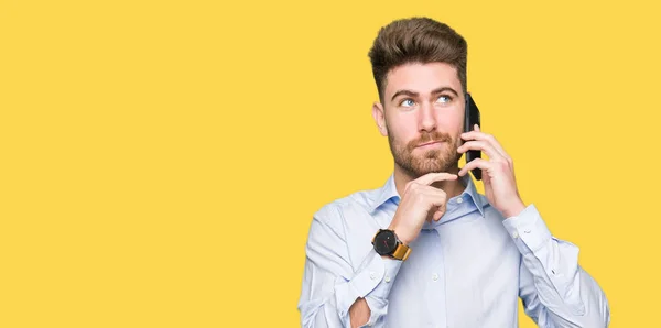 Jonge Knappe Man Business Praten Aan Smartphone Ernstige Gezicht Denken — Stockfoto