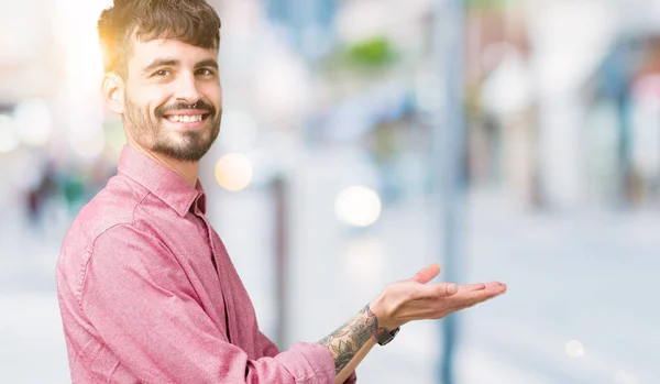 Joven Hombre Guapo Con Camisa Rosa Sobre Fondo Aislado Señalando — Foto de Stock