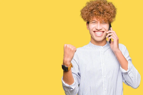 Mladý Pohledný Muž Mluvil Telefonu Křičí Hrdá Slaví Vítězství Úspěch — Stock fotografie