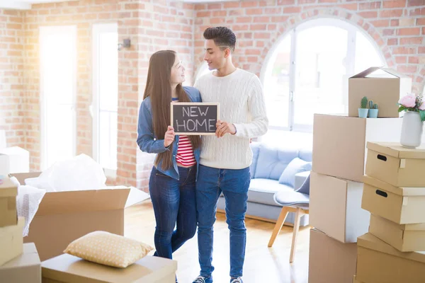 Jonge Mooie Aziatische Paar Glimlachen Happy Holding Blackboard Met Nieuwe — Stockfoto