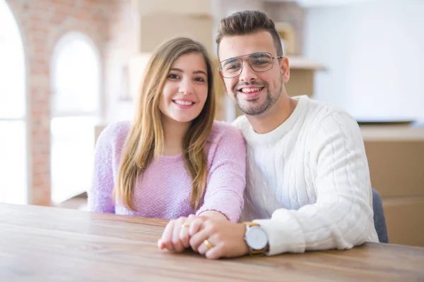 Giovane Coppia Allegra Sorridente Felice Mostrando Fede Nuziale Celebrando Fidanzamento — Foto Stock