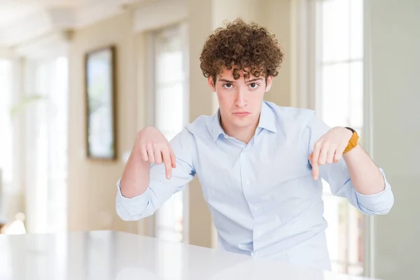 Jonge Zakelijke Man Met Krullend Read Head Wijzend Naar Beneden — Stockfoto