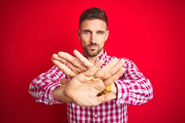 Jovem Homem Bonito Sobre Vermelho Isolado Fundo Rejeição Expressão Cruzando — Fotografia de Stock