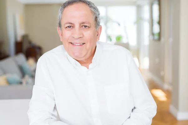 Hombre mayor guapo sonriendo confiado — Foto de Stock