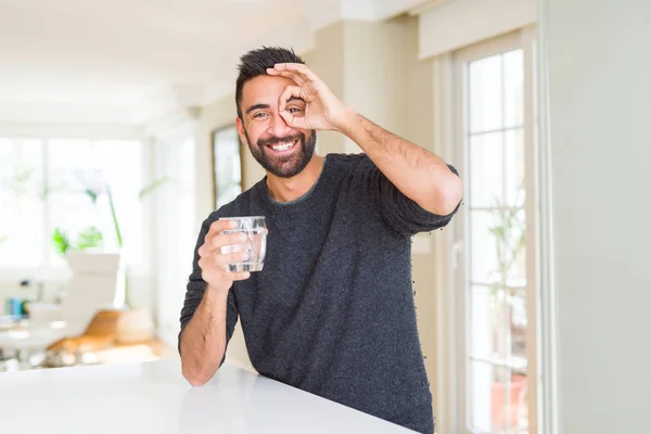 Knappe Spaanse Man Een Vers Glas Water Drinken Met Blij — Stockfoto