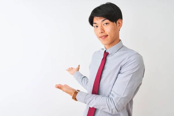 Kínai Üzletember Visel Elegáns Nyakkendő Alatt Álló Elszigetelt Fehér Háttér — Stock Fotó
