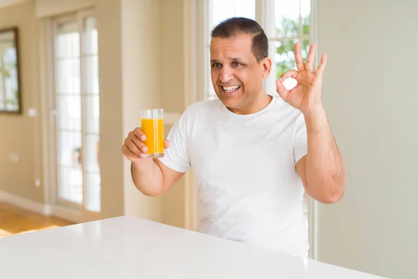 Hombre Mediana Edad Bebiendo Vaso Jugo Naranja Casa Haciendo Signo —  Fotos de Stock