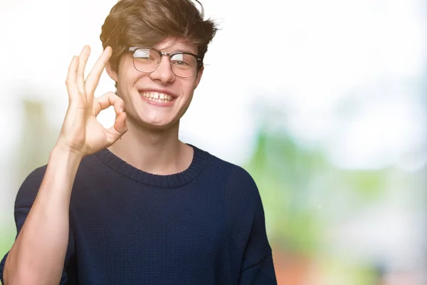 Jonge Knappe Man Met Bril Geïsoleerde Achtergrond Glimlachend Positieve Doen — Stockfoto