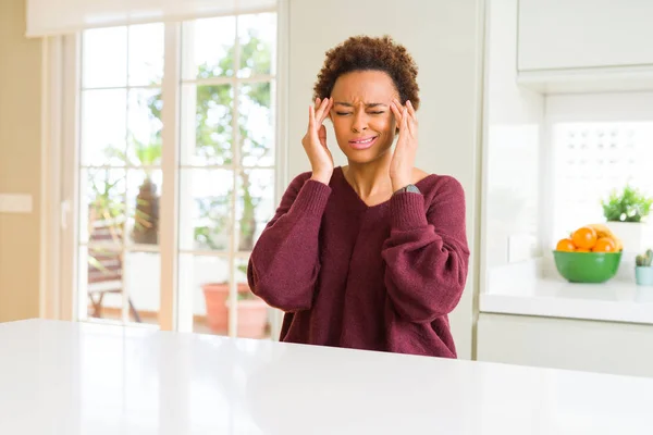 Joven Mujer Afroamericana Hermosa Casa Con Mano Cabeza Para Dolor — Foto de Stock