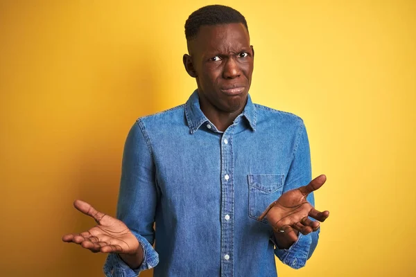 Ung Afrikansk Amerikansk Man Bär Denim Skjorta Stående Över Isolerad — Stockfoto