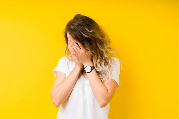 Jovem Bela Mulher Loira Sobre Fundo Amarelo Com Expressão Triste — Fotografia de Stock