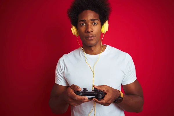 Afro Gamer Man Jugando Videojuego Usando Auriculares Joystick Sobre Fondo —  Fotos de Stock
