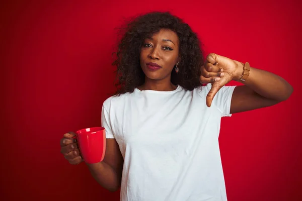 Mladá Africko Americká Žena Popíjí Šálek Kávy Přes Izolované Rudé — Stock fotografie