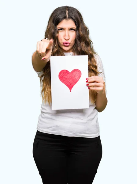 Jonge Volwassen Vrouw Holding Kaart Met Rood Hart Wijzend Met — Stockfoto