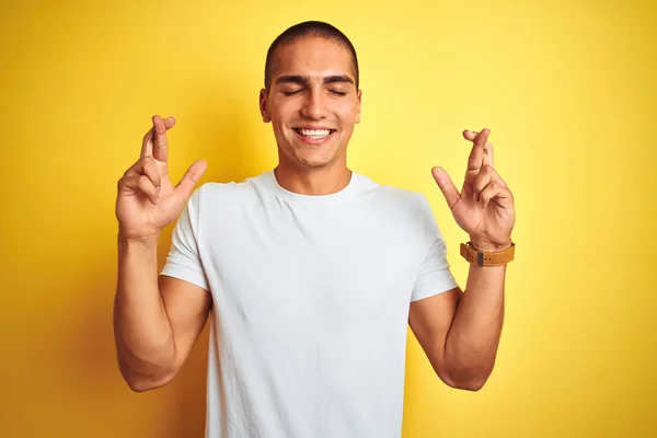 Jonge Kaukasische Man Dragen Casual Wit Shirt Gele Geïsoleerde Achtergrond — Stockfoto