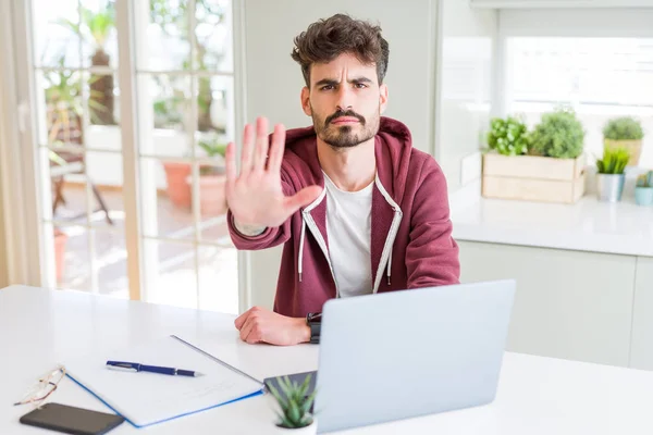 Mladý Student Který Používá Počítačový Laptop Notebook Otevřenou Rukou Zastavuje — Stock fotografie