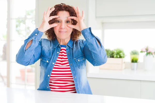 Femme Âgée Âge Moyen Aux Cheveux Bouclés Portant Une Veste — Photo