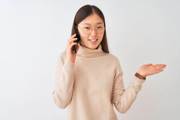 Jovem Chinesa Falando Smartphone Sobre Fundo Branco Isolado Sorrindo Alegre — Fotografia de Stock