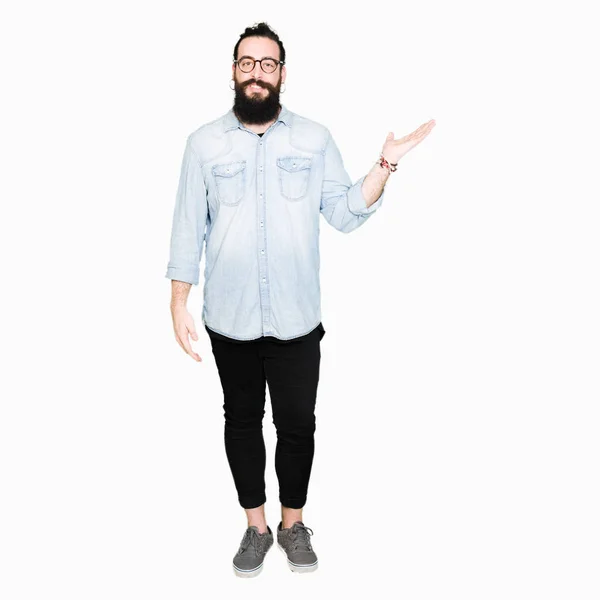 Giovane Hipster Uomo Con Capelli Lunghi Barba Con Gli Occhiali — Foto Stock