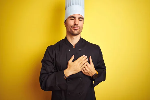 Junger Mann Mit Uniform Und Hut Der Vor Isoliertem Gelben — Stockfoto