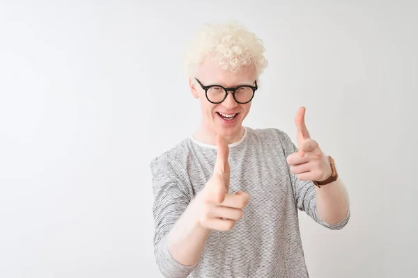 Jovem Albino Loiro Vestindo Camiseta Listrada Óculos Sobre Fundo Branco — Fotografia de Stock