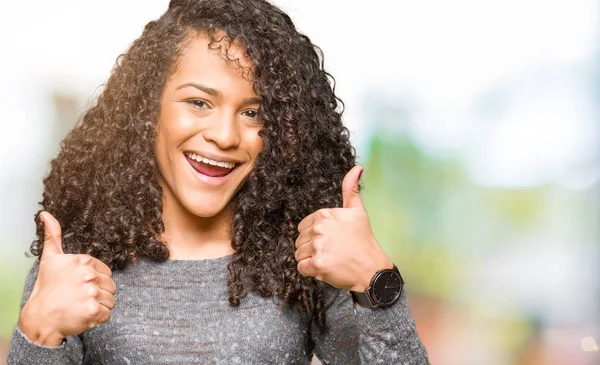 Jeune Belle Femme Aux Cheveux Bouclés Portant Pull Gris Signe — Photo