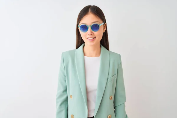 Κινεζική Επιχειρηματίας Φορώντας Μπουφάν Και Γυαλιά Ηλίου Πάνω Από Απομονωμένο — Φωτογραφία Αρχείου