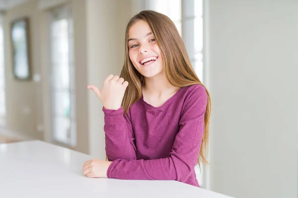 Mooi Jong Meisje Kid Witte Tafel Glimlachend Met Gelukkig Gezicht — Stockfoto