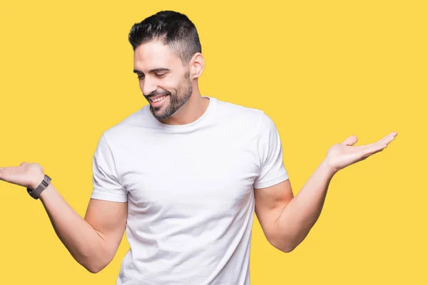 Knappe Man Draagt Wit Shirt Gele Geïsoleerde Achtergrond Glimlachend Tonen — Stockfoto