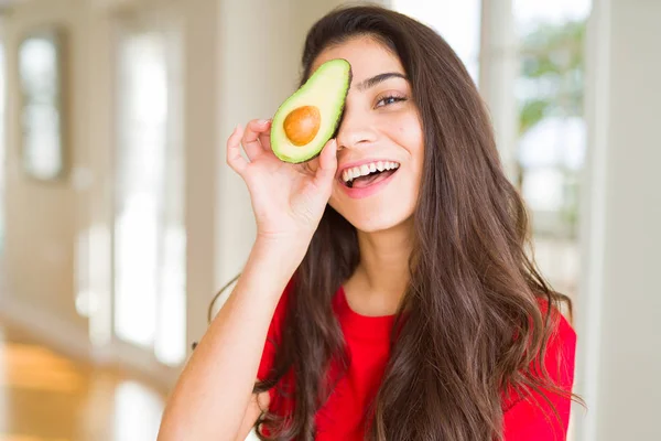 Hermosa Joven Sosteniendo Aguacate Saludable Sonriendo —  Fotos de Stock