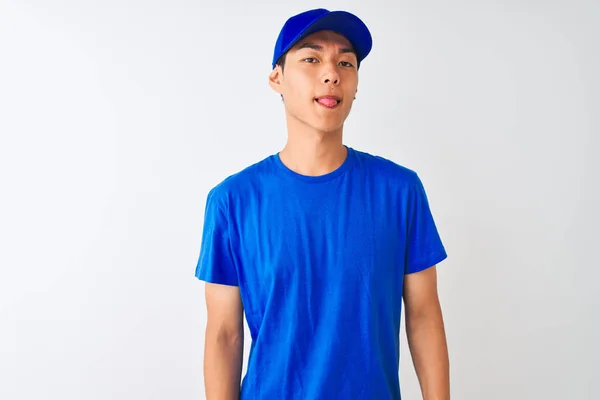 Consegna Cinese Indossando Blu Shirt Cappello Piedi Sopra Isolato Sfondo — Foto Stock