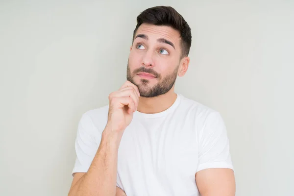 Homem Bonito Jovem Vestindo Casual Shirt Branca Sobre Fundo Isolado — Fotografia de Stock