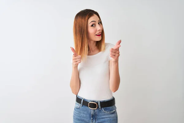 Mooie Roodharige Vrouw Dragen Casual Shirt Staande Geïsoleerde Witte Achtergrond — Stockfoto