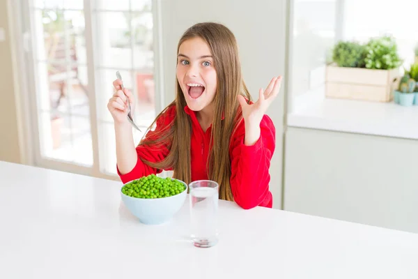 Bella Ragazza Mangiare Piselli Verdi Sani Molto Felice Eccitato Espressione — Foto Stock