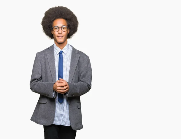 Junger Afrikanisch Amerikanischer Geschäftsmann Mit Afro Haaren Die Brillenhände Zusammengebunden — Stockfoto