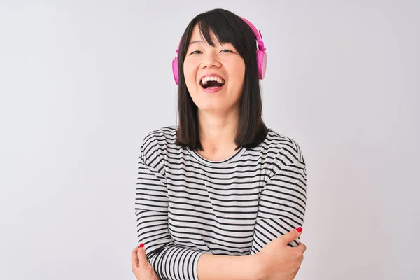 Kinesisk Kvinna Lyssnar Musik Med Rosa Hörlurar Över Isolerad Vit — Stockfoto