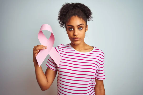 Młoda Afroamerykanka Trzyma Wstążkę Raka Białym Tle Pewnym Wyrażeniem Inteligentne — Zdjęcie stockowe