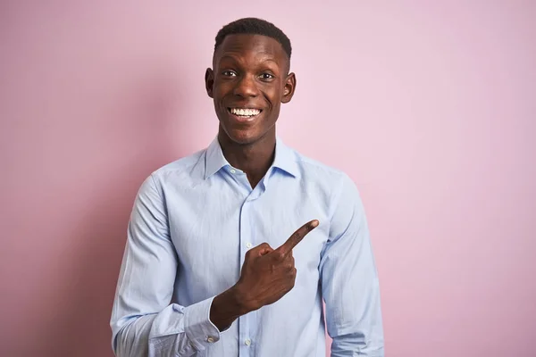 Afrikanisch Amerikanischer Mann Blau Elegantem Hemd Der Vor Isoliertem Rosa — Stockfoto