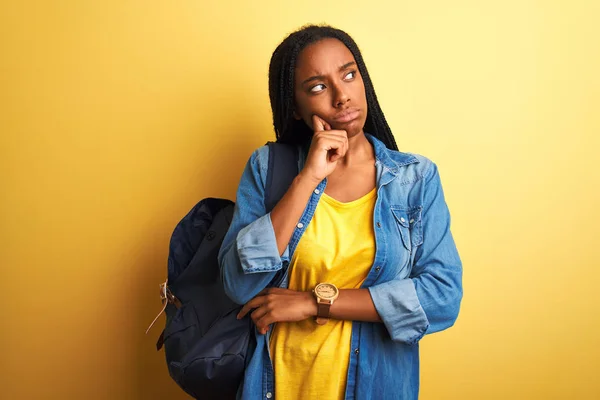 Afrikansk Amerikansk Student Kvinna Bär Ryggsäck Stående Över Isolerad Gul — Stockfoto