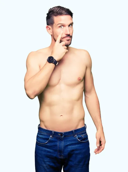 Przystojny Mężczyzna Shirtless Wyświetlone Nagie Piersi Wskazując Oko Oglądania Ciebie — Zdjęcie stockowe