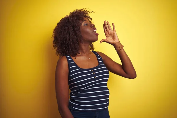 Jonge Afrikaanse Afro Vrouw Dragen Gestreepte Shirt Geïsoleerde Gele Achtergrond — Stockfoto