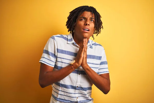 Homem Afro Americano Com Dreadlocks Vestindo Camisa Listrada Sobre Fundo — Fotografia de Stock