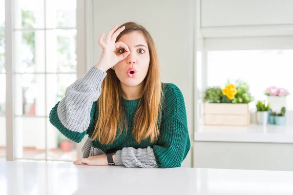 Jonge Mooie Size Vrouw Dragen Casual Gestreepte Trui Doen Gebaar — Stockfoto