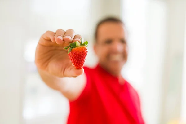 Fechar Meia Idade Homem Segurando Morango — Fotografia de Stock